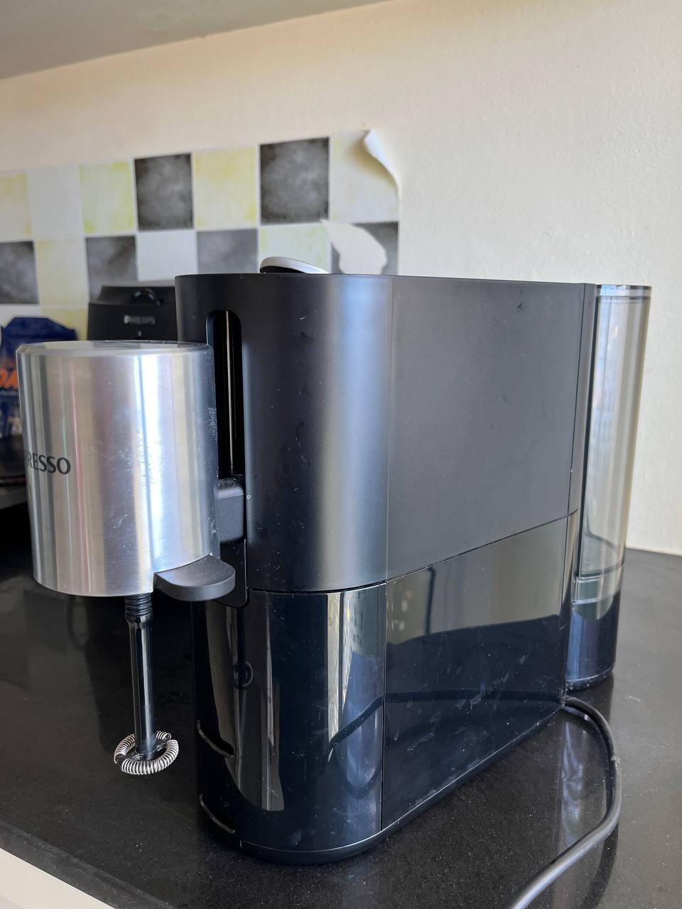 Nespresso coffee machine, with cappuccino maker, almost new - 3,500 baht (4 of 4)