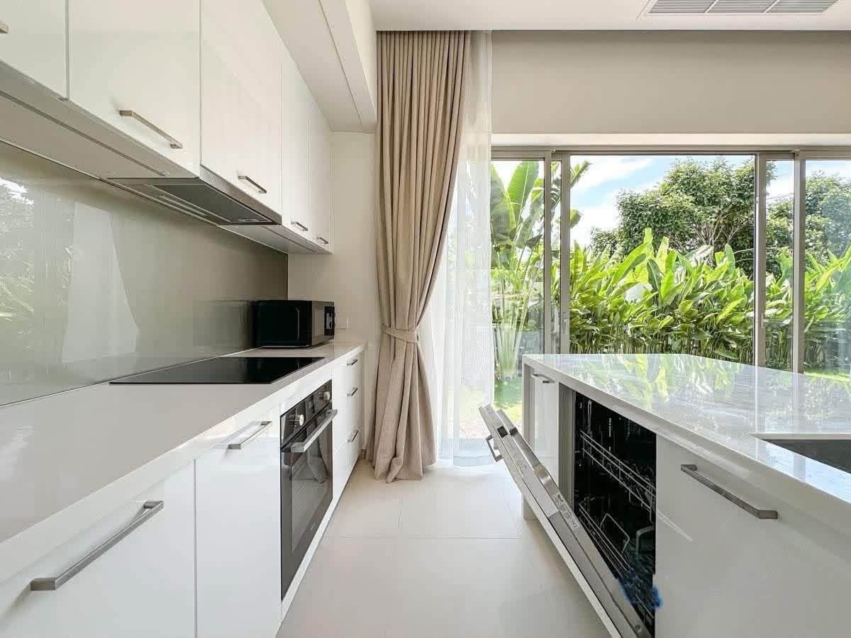 New 3 bed pool villa in Bang Tao, 190,000 THB/month (8 จาก 10)