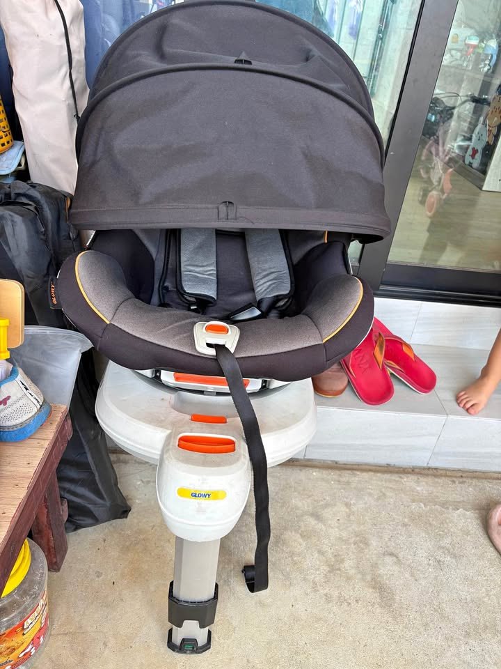 GLOWY Rotera 360 rotating car seat - 1,200 baht