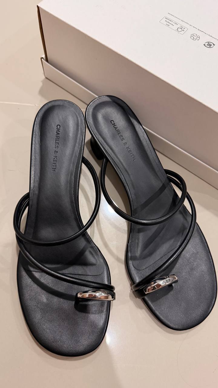 รองเท้าแตะรัดส้น Charles & Keith สีดำ ไซส์ 38-38.5 ใหม่ - 500 บาท (3 จาก 3)