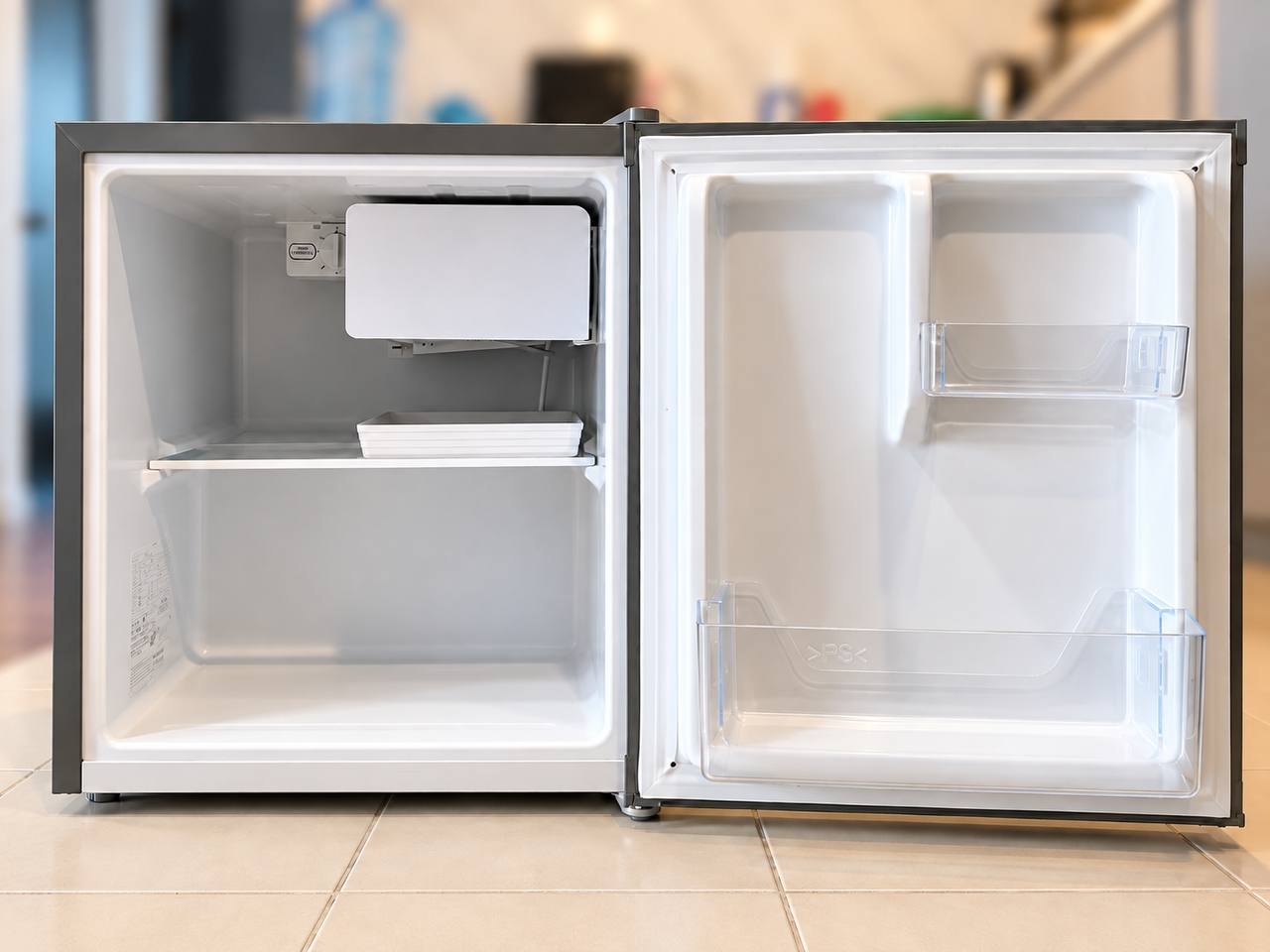 Hisense compact refrigerator, working, in excellent condition - 1,400 baht (2 из 2)
