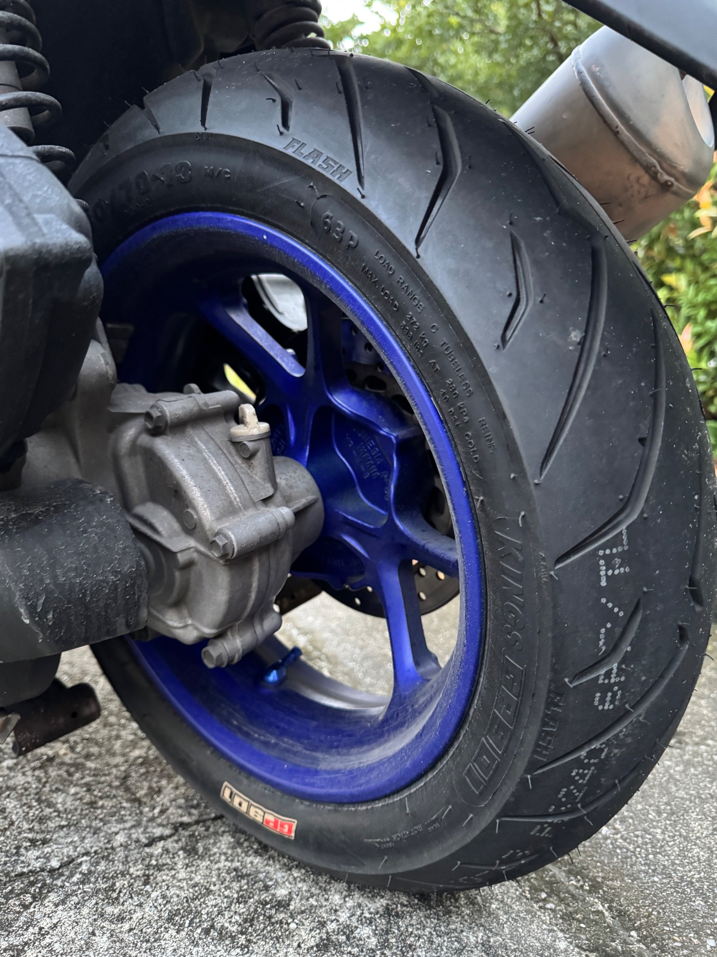Yamaha NMAX 155 ABS, matte gray, blue wheels (3 of 5)