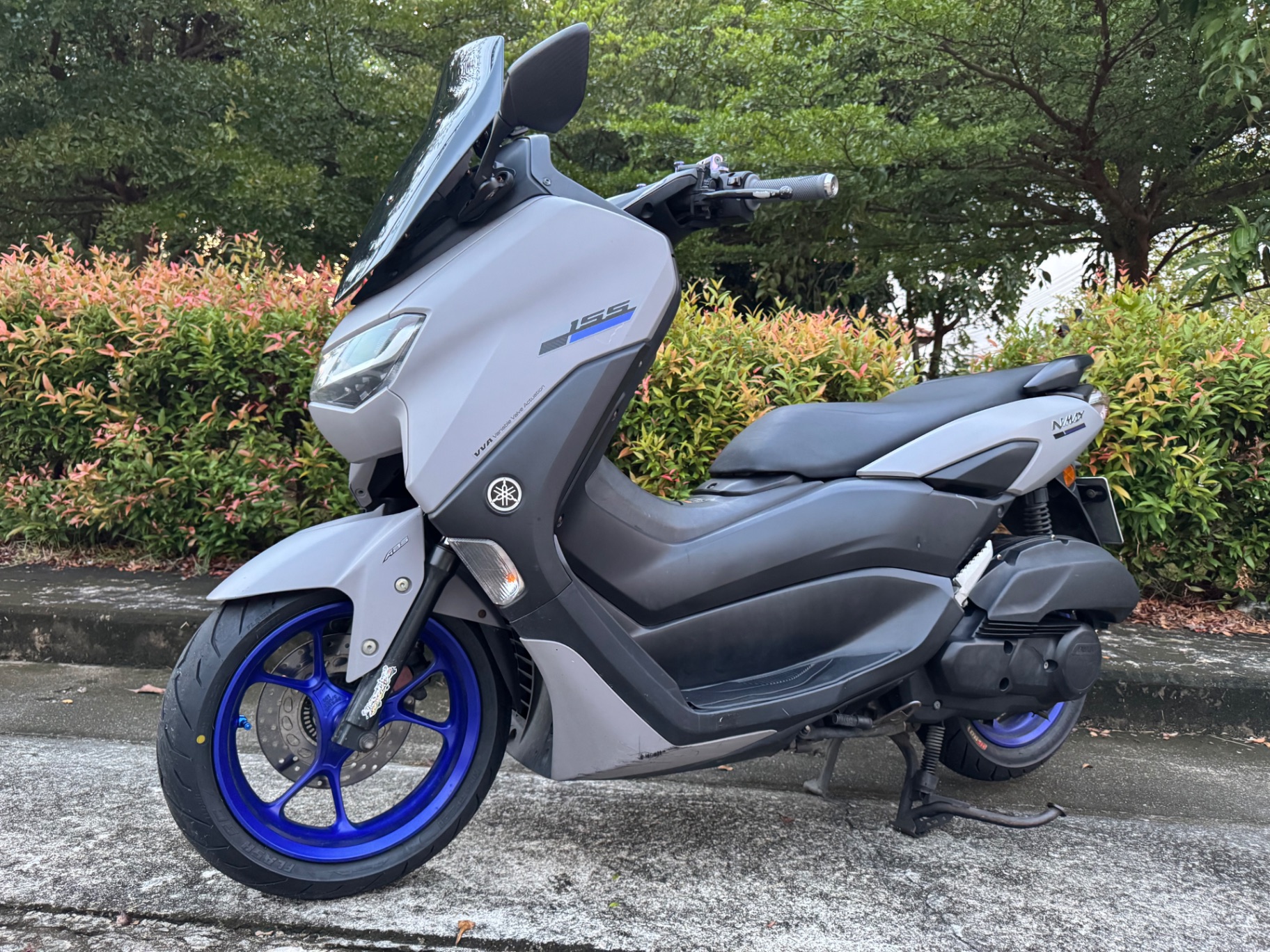 Yamaha NMAX 155 ABS, matte gray, blue wheels (2 of 5)