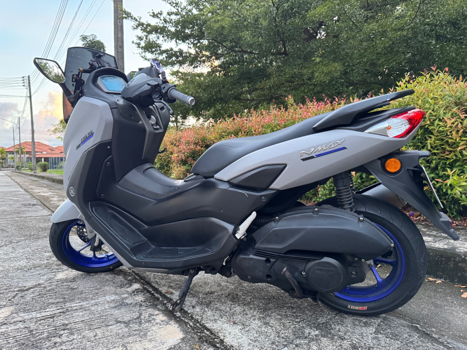 Yamaha NMAX 155 ABS, matte gray, blue wheels (4 of 5)