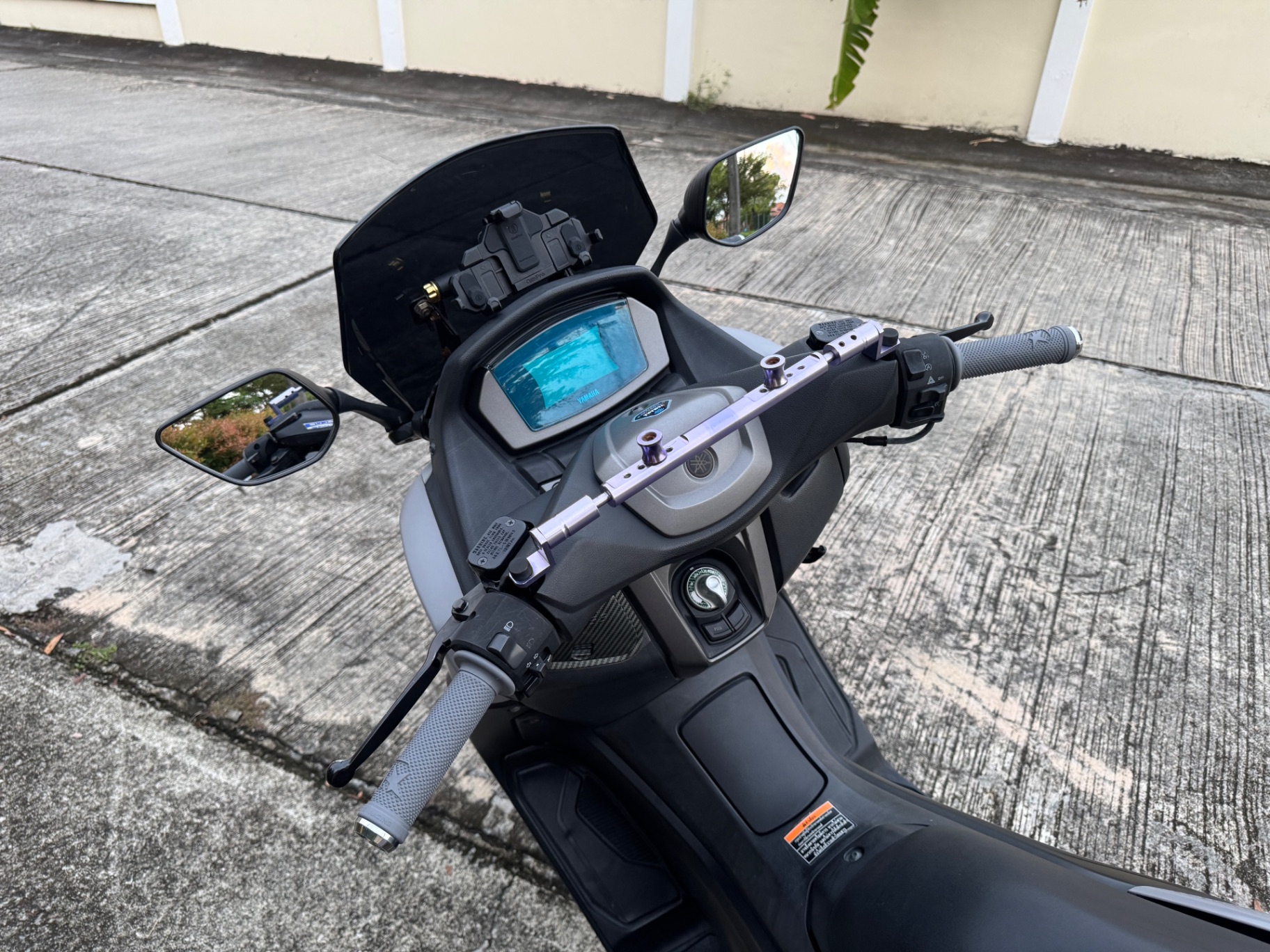 Yamaha NMAX 155 ABS, matte gray, blue wheels (5 of 5)