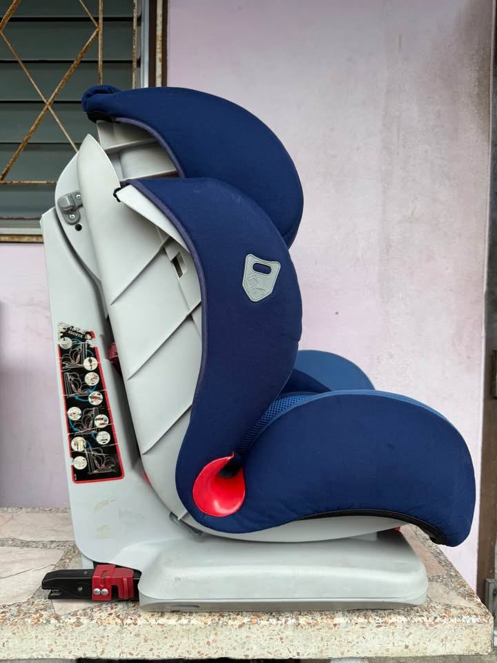 Fico child car seat, navy-blue, second hand, good condition. (3 of 5)