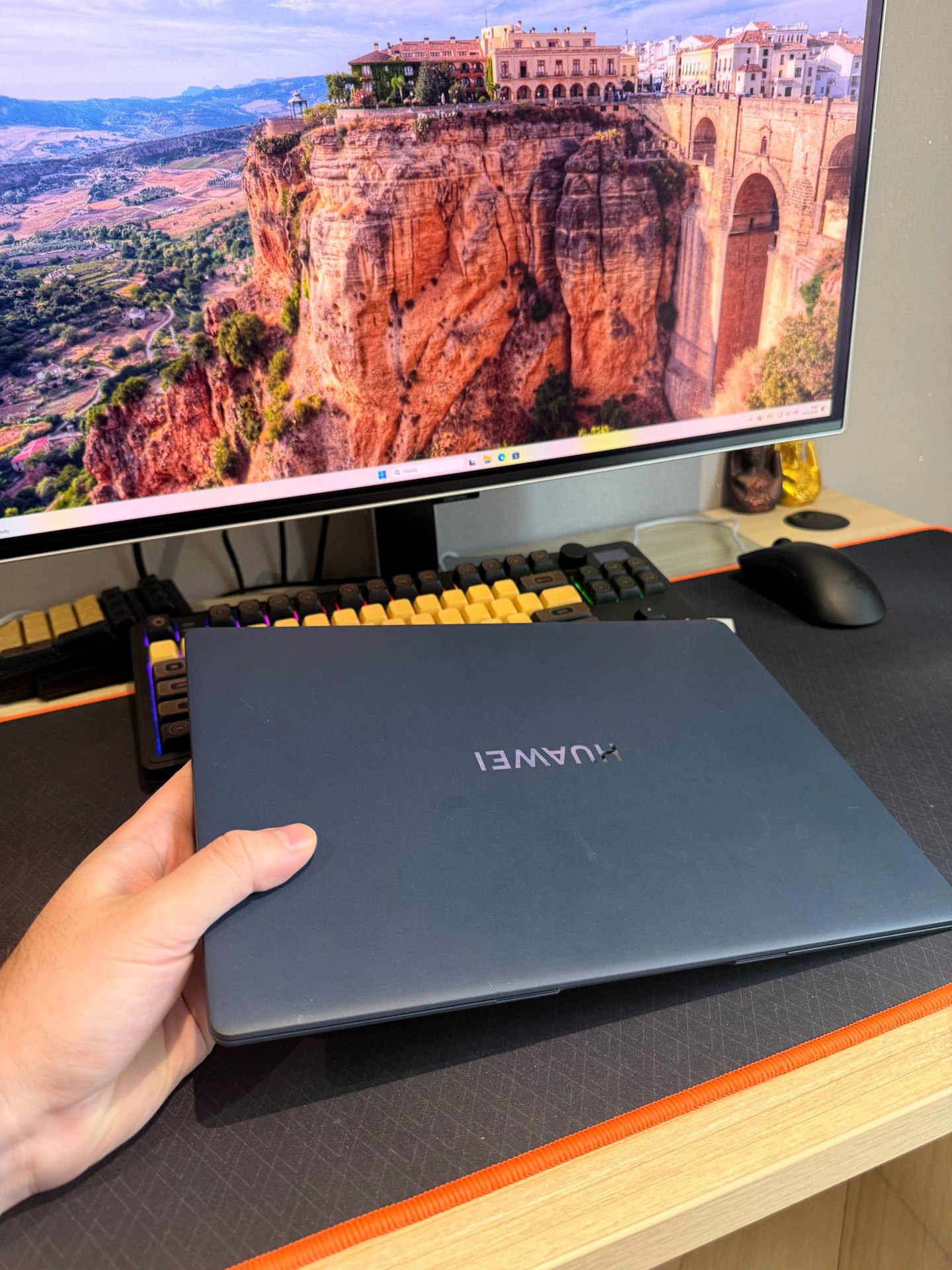 โน้ตบุ๊ก Huawei MateBook X Pro จอสัมผัส 4K 14.2 นิ้ว แรม 16 GB - 19,000 บาท (3 จาก 5)