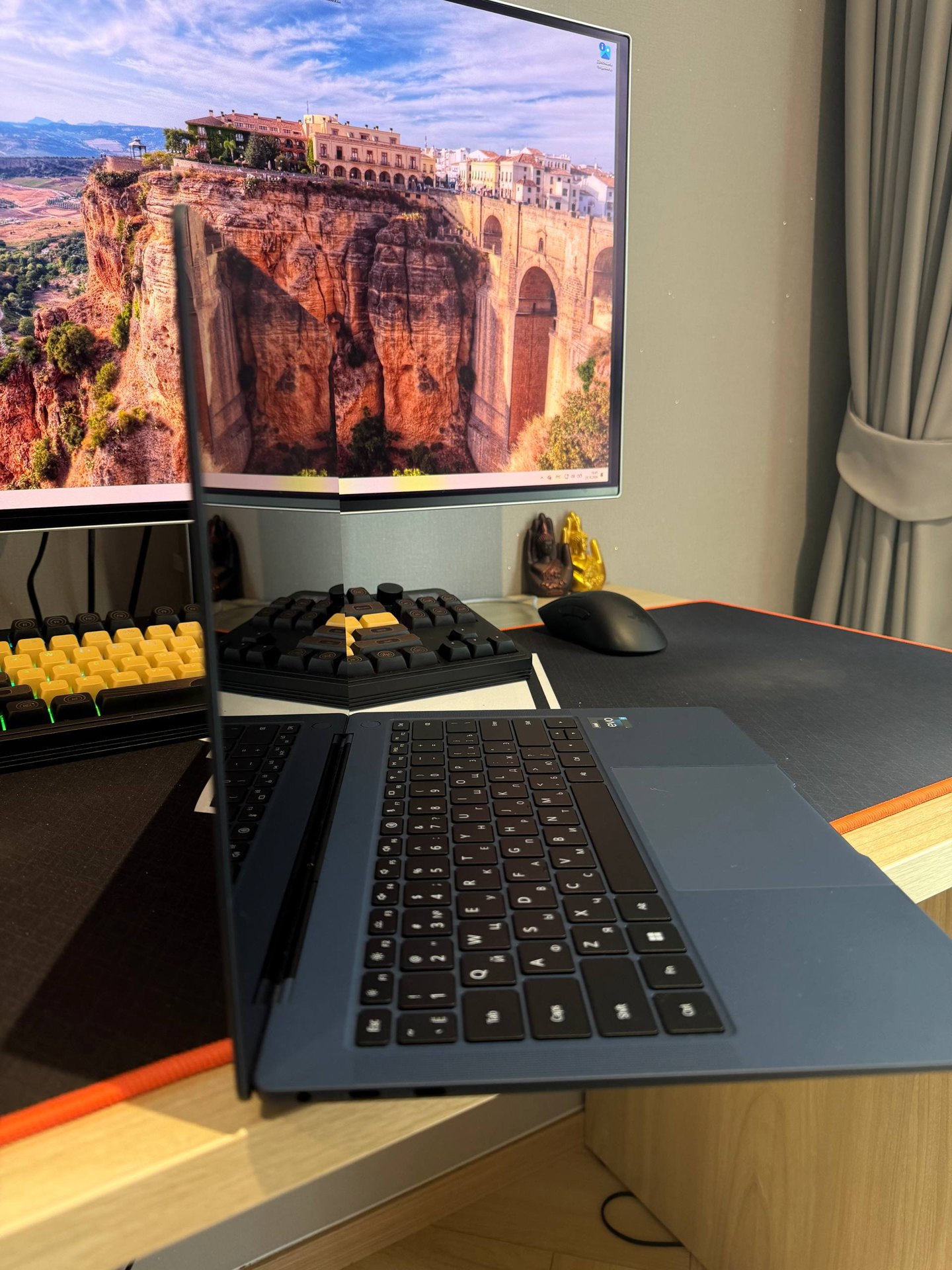 Laptop Huawei MateBook X Pro 14.2", 4K, touch, 16 GB - 19,000 baht (2 of 4)