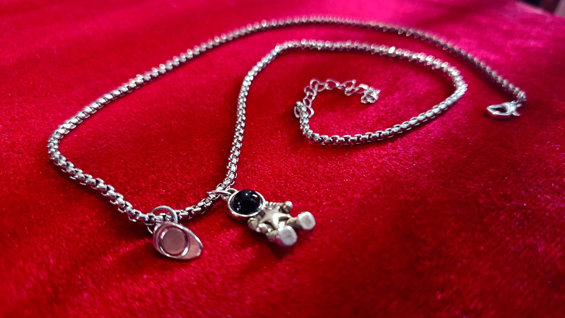 สร้อยพร้อมจี้นักบินอวกาศ - 100 บาท (2 จาก 5)