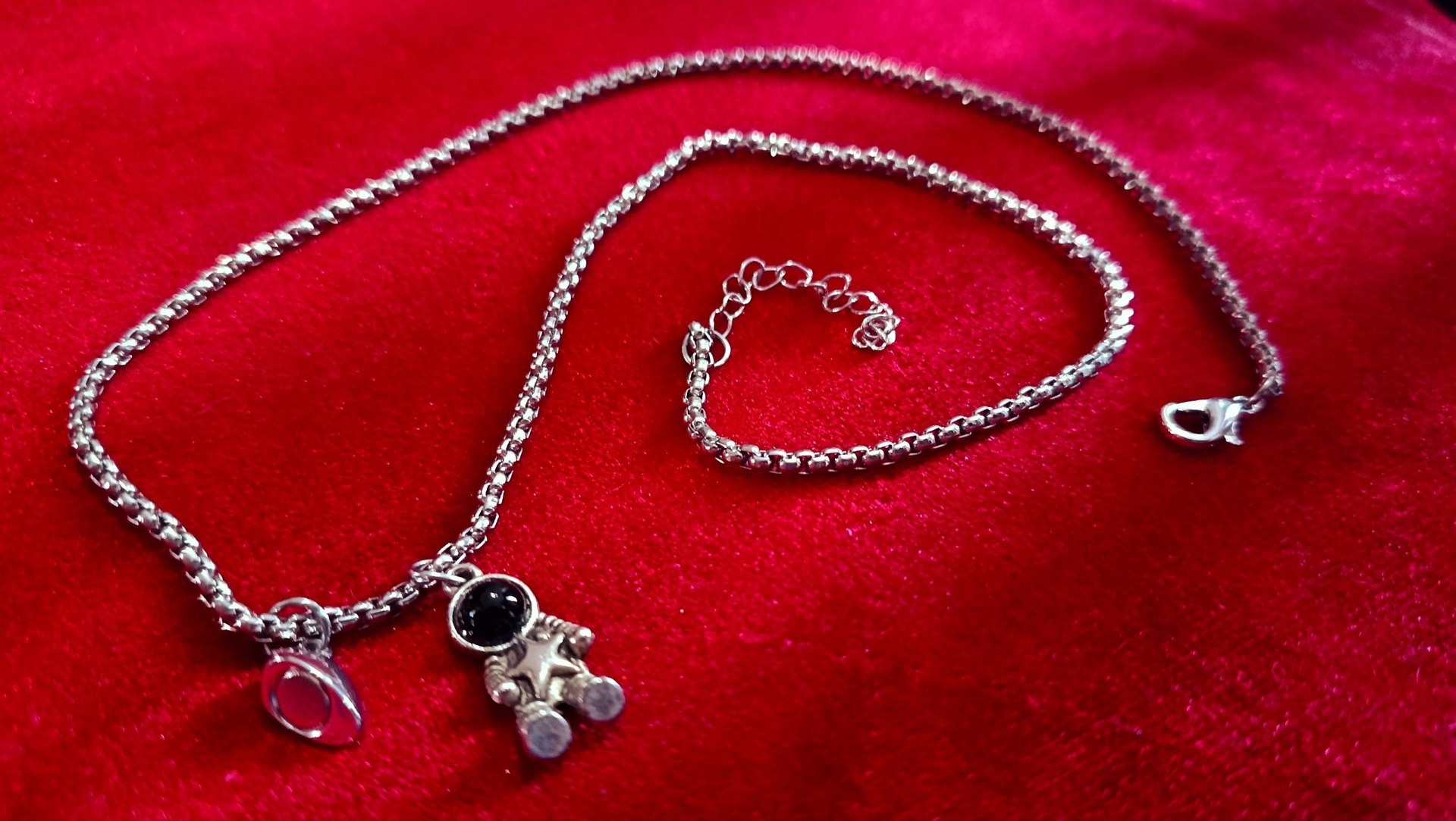 สร้อยพร้อมจี้นักบินอวกาศ - 100 บาท (3 จาก 5)