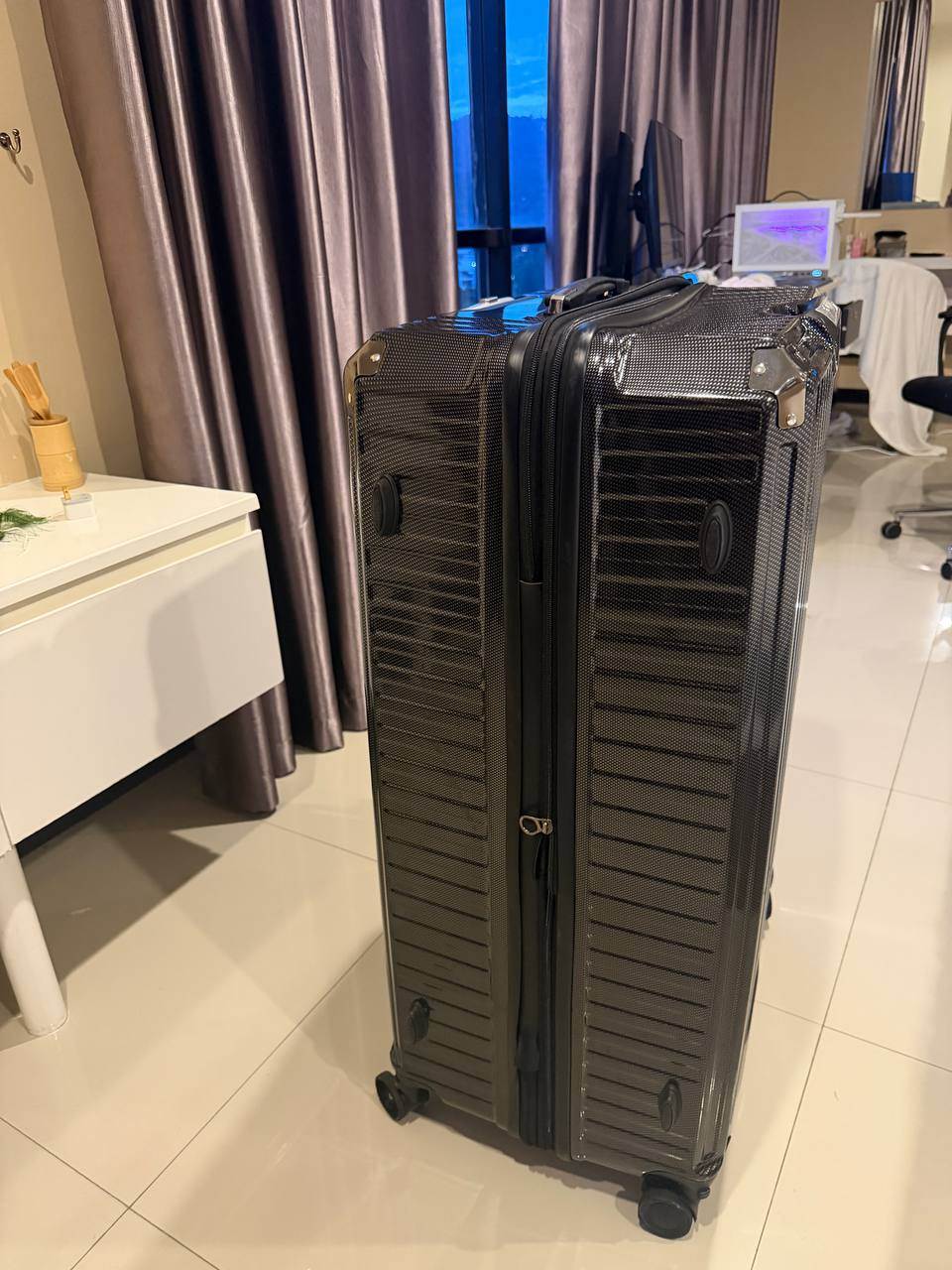 Suitcase XL, 180 liters, strong, with lock - 1,500 baht (2 of 5)