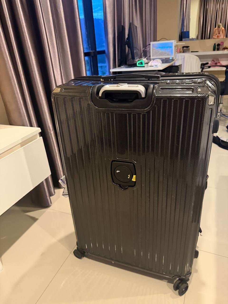 Suitcase XL, 180 liters, strong, with lock - 1,500 baht
