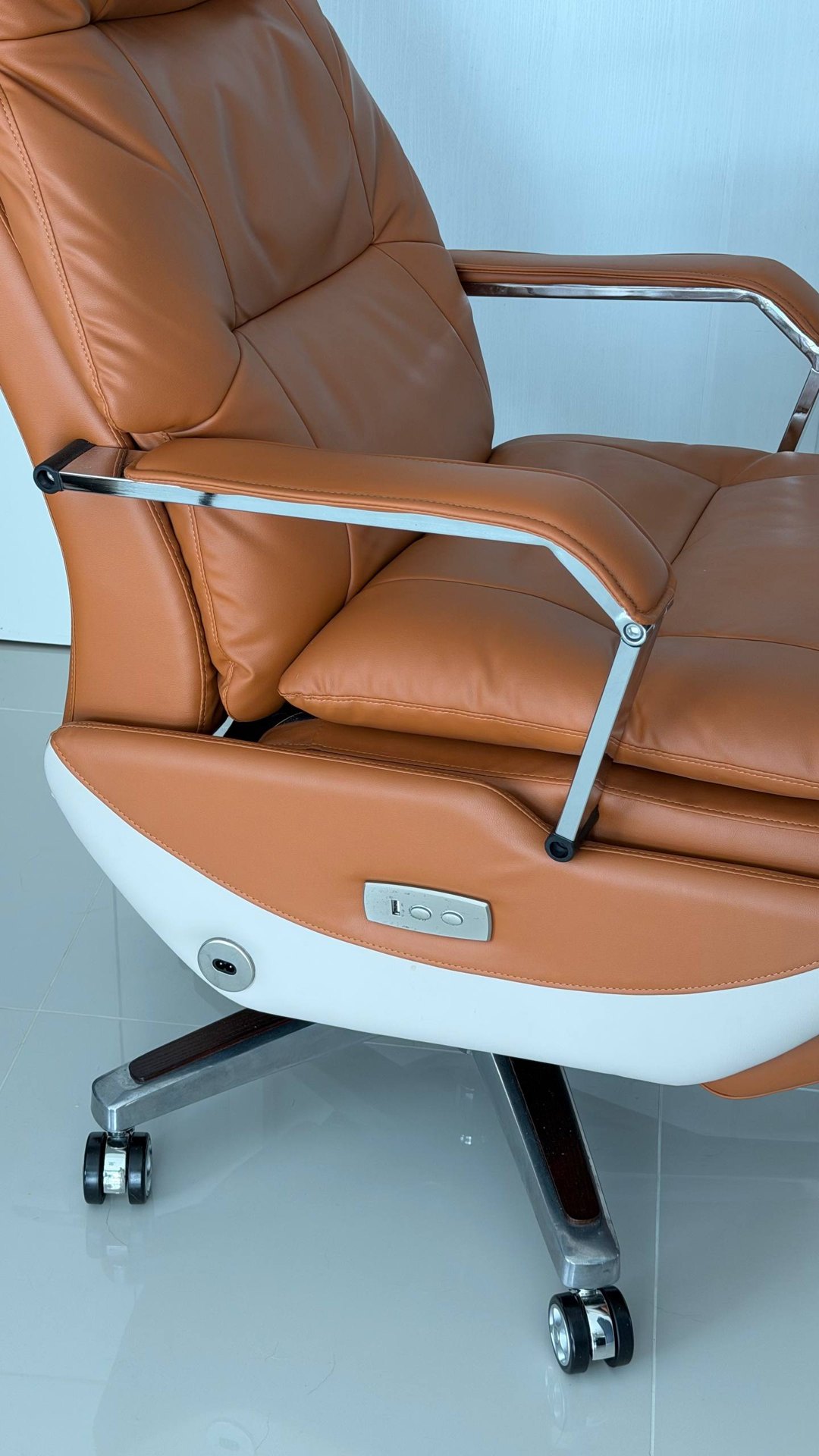 Office chair, in good condition - 10,000 baht (3 of 4)