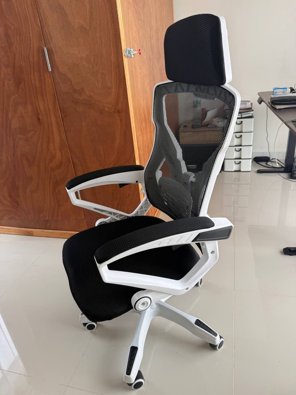 เก้าอี้สำนักงาน เก้าอี้เพื่อสุขภาพ พนักพิงตาข่าย สภาพเหมือนใหม่ - 1,500 บาท (3 จาก 3)