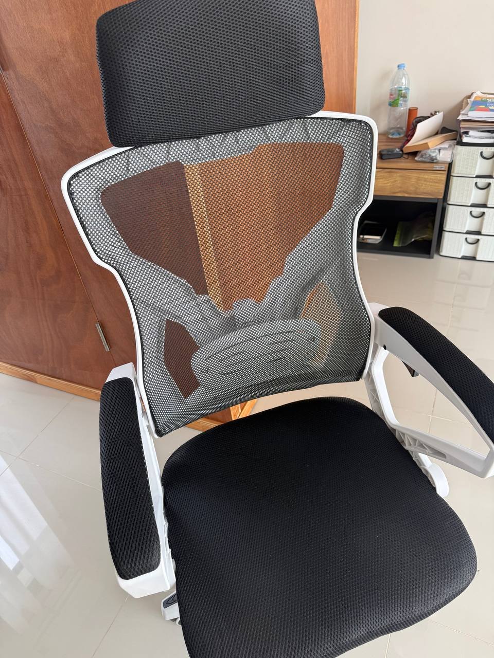 เก้าอี้สำนักงาน เก้าอี้เพื่อสุขภาพ พนักพิงตาข่าย สภาพเหมือนใหม่ - 1,500 บาท (2 จาก 3)