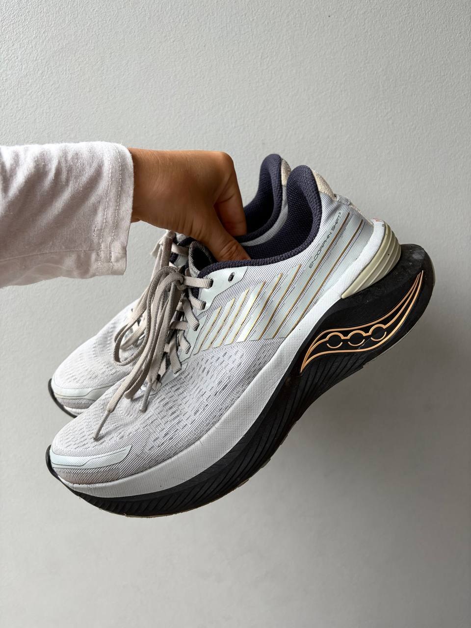 Saucony Endorphin Shift 3 sneakers, size 41, excellent condition - 900 baht (2 of 4)