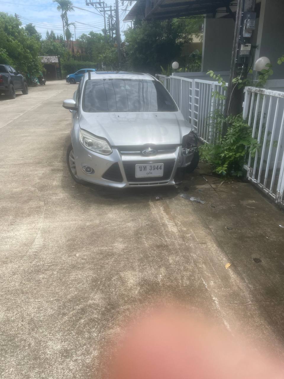 Ford Focus sedan, silver, requires repair - 20,000 baht (3 of 3)