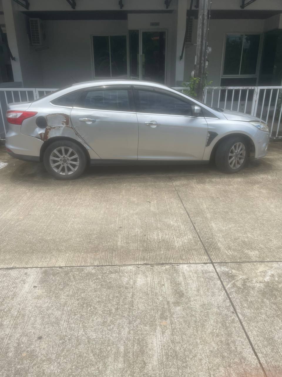 Ford Focus sedan, silver, requires repair - 20,000 baht (2 of 3)