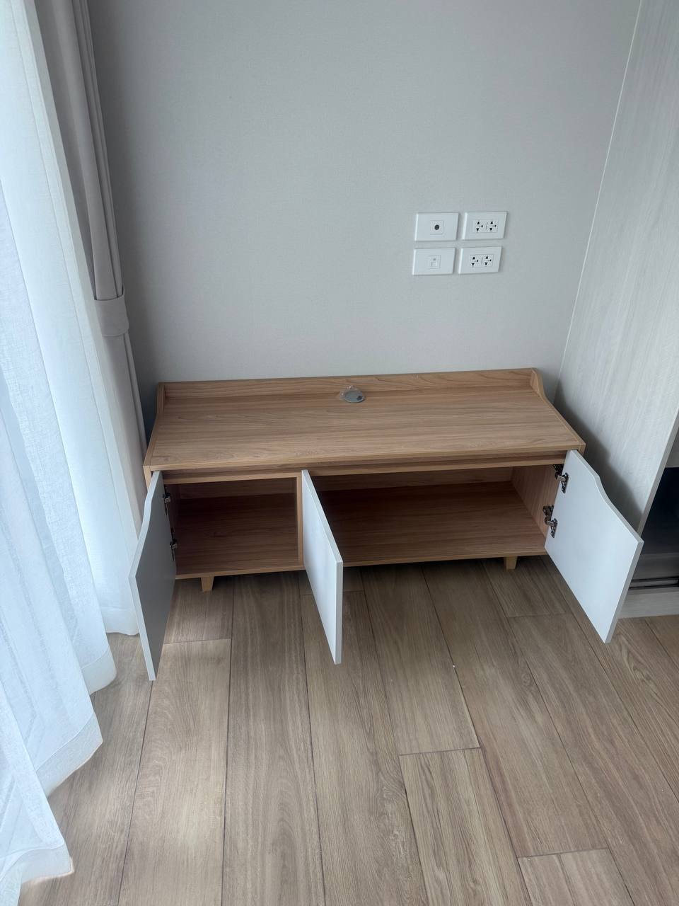 ตู้วางทีวีใหม่ ขนาด 120x50x40 ซม. ไม้สีขาว - 3,000 บาท (2 จาก 4)