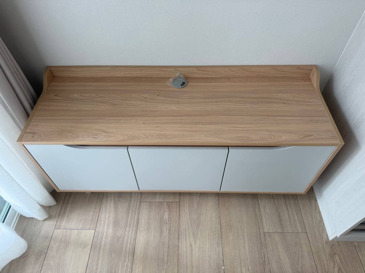 ตู้วางทีวีใหม่ ขนาด 120x50x40 ซม. ไม้สีขาว - 3,000 บาท (4 จาก 4)