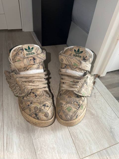 Кроссовки Adidas с крыльями, принт доллары, б/у