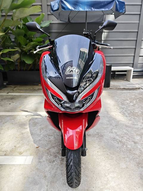 Скутер Honda, красный