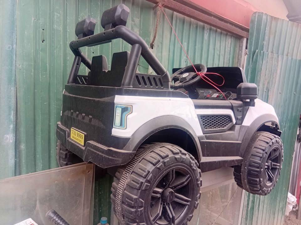 Children's battery operated car, off-road style, white-black, second hand (4 of 5)