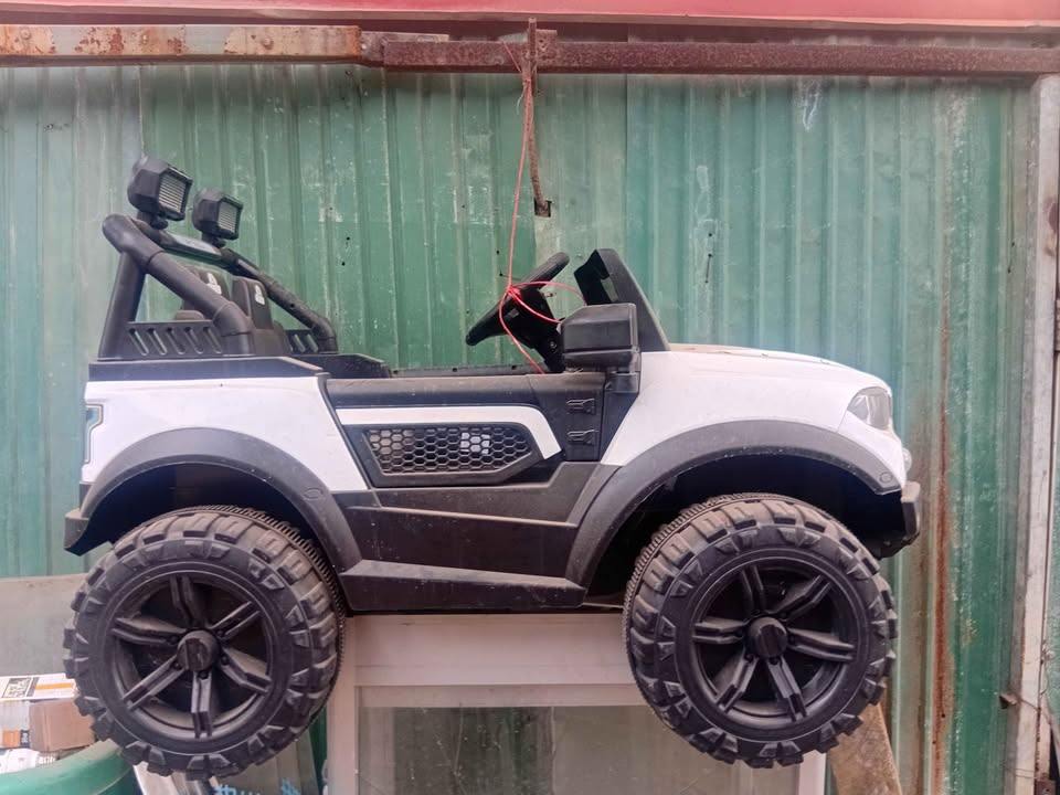 Children's battery operated car, off-road style, white-black, second hand