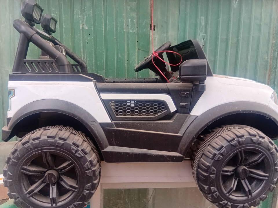 Children's battery operated car, off-road style, white-black, second hand (2 of 5)