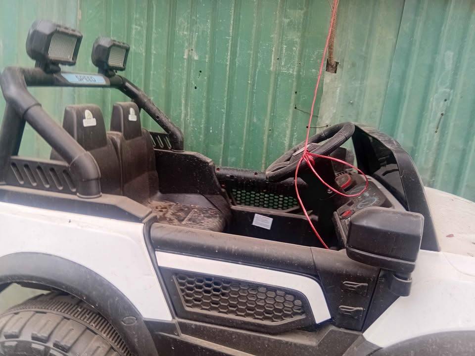 Children's battery operated car, off-road style, white-black, second hand (5 of 5)