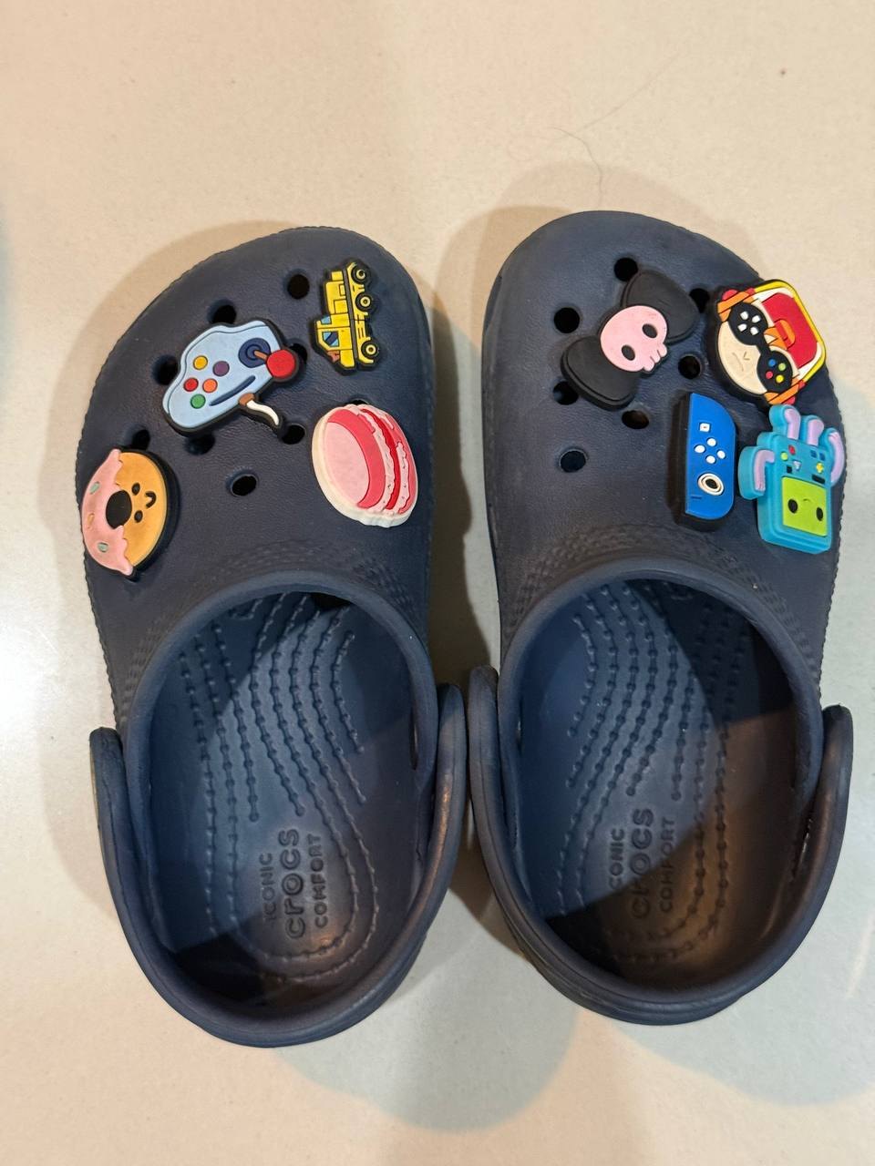 รองเท้าเด็ก 2 คู่ สีน้ำตาล และ Crocs C8 - 500 บาท (4 จาก 5)