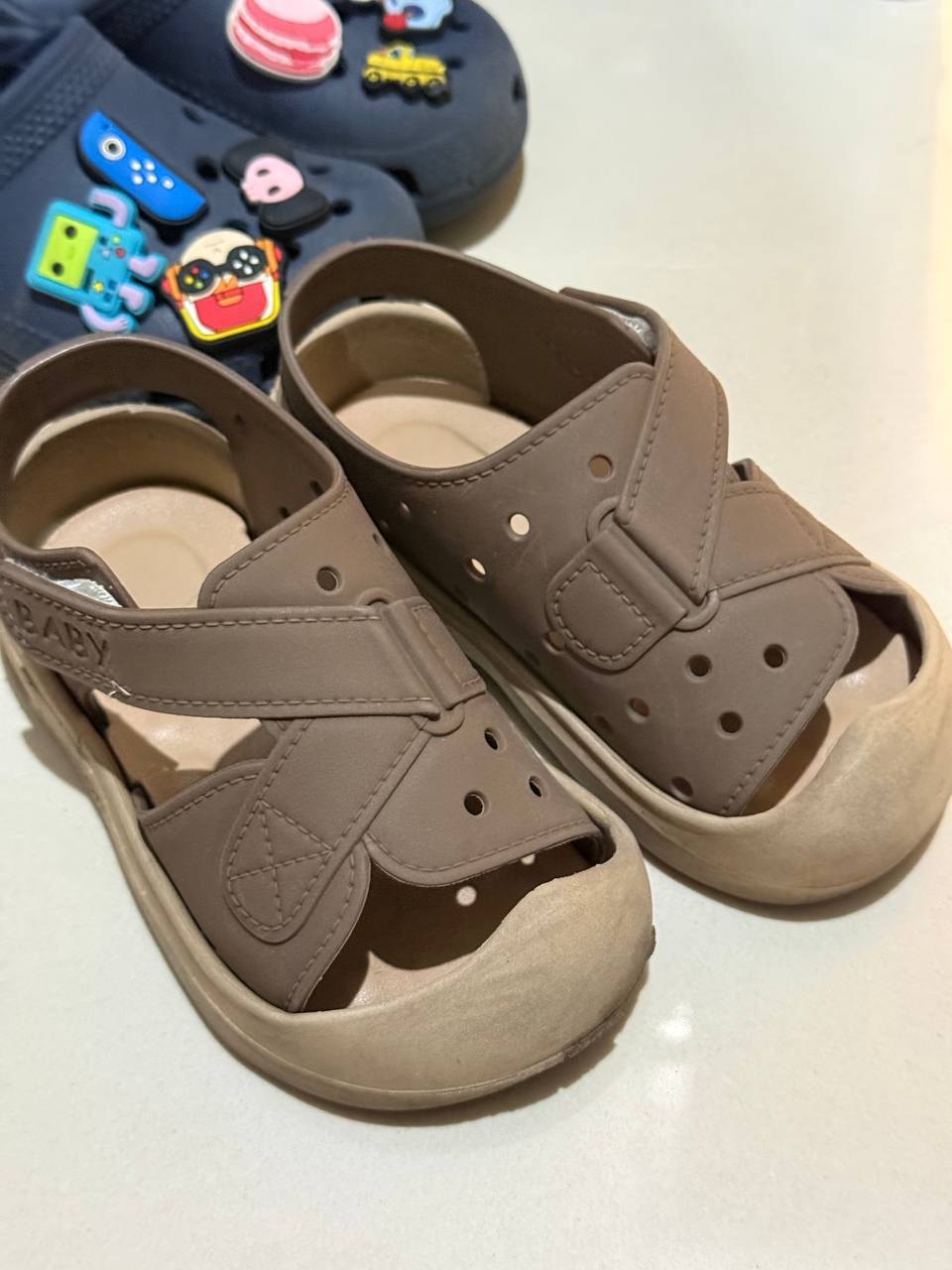 รองเท้าเด็ก 2 คู่ สีน้ำตาล และ Crocs C8 - 500 บาท (2 จาก 5)