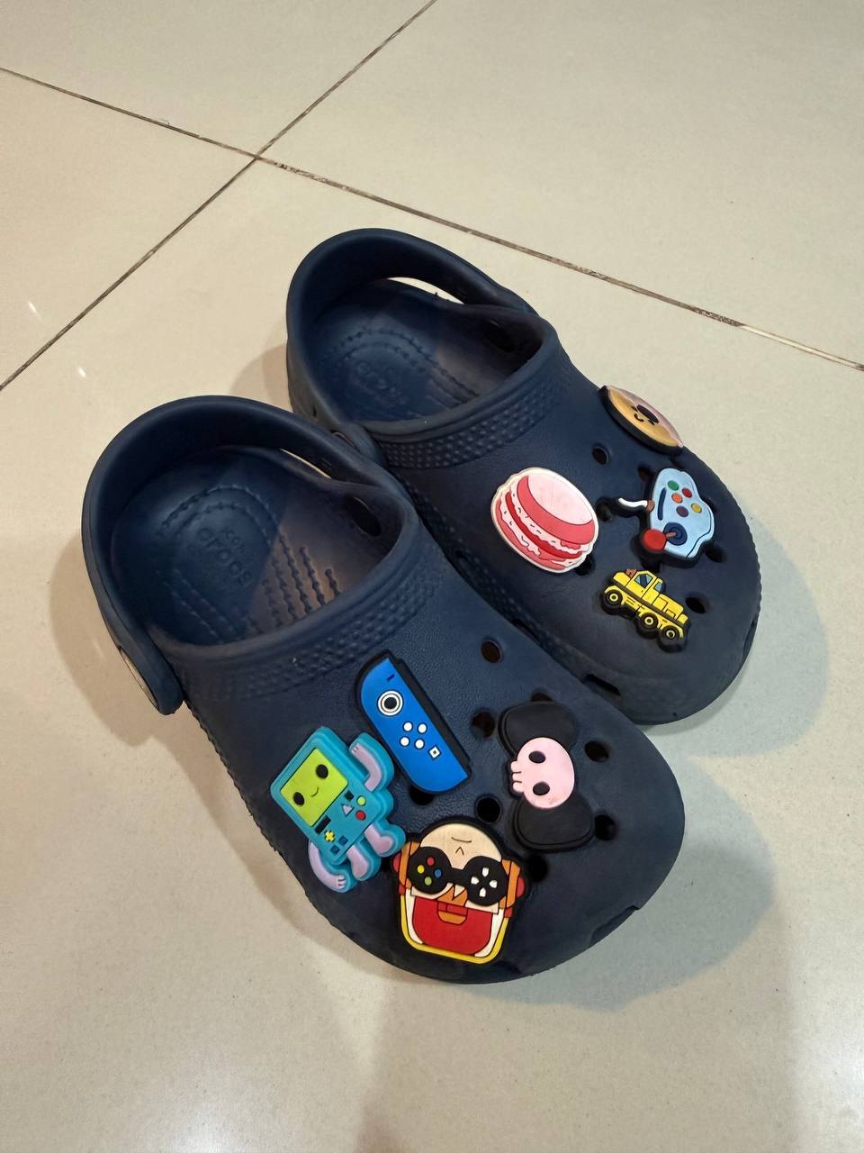 รองเท้าเด็ก 2 คู่ สีน้ำตาล และ Crocs C8 - 500 บาท (5 จาก 5)