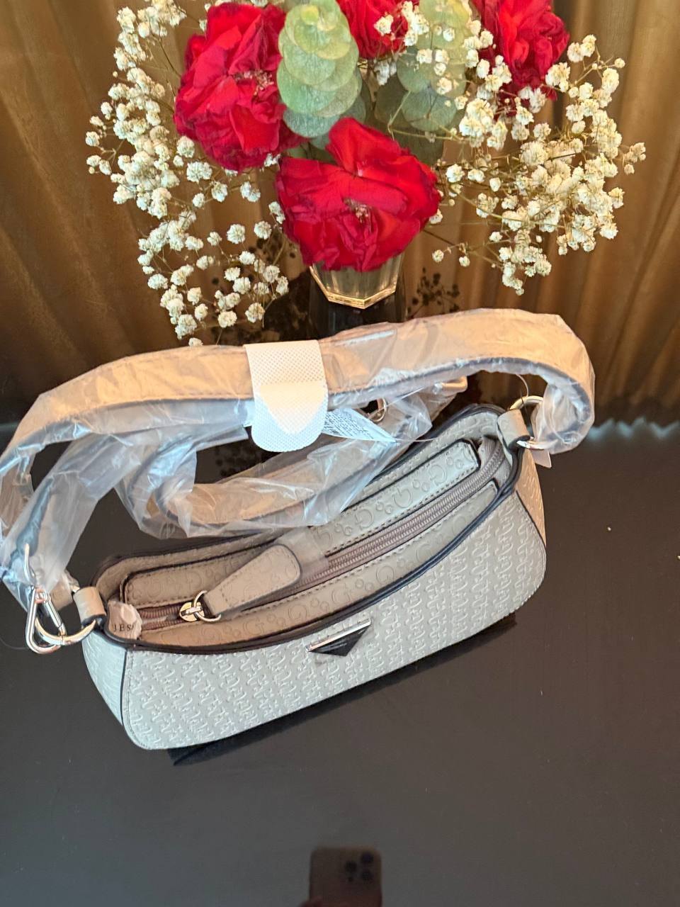 Guess Lilia Mini Top Zip bag, new - 3,000 baht (3 จาก 3)