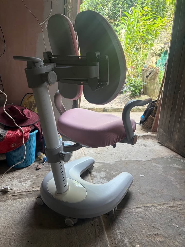 Pink ergonomic kids study chair - 1,200 baht (2 of 2)