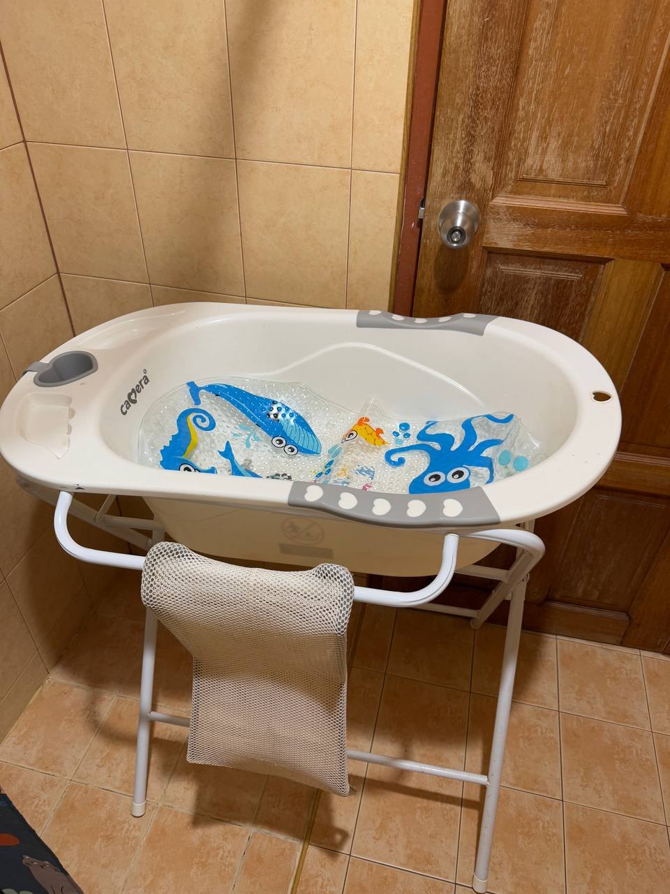 Baby bath on a stand with mesh and mat - 1,000 baht (2 of 2)
