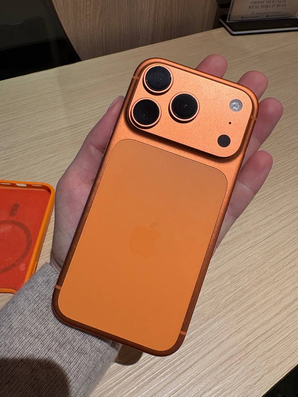 iPhone 17 Pro 512GB สี Cosmic Orange แบตเตอรี่ 92% ประกันเหลือถึง 01.2027 - 95,000 บาท (3 จาก 3)