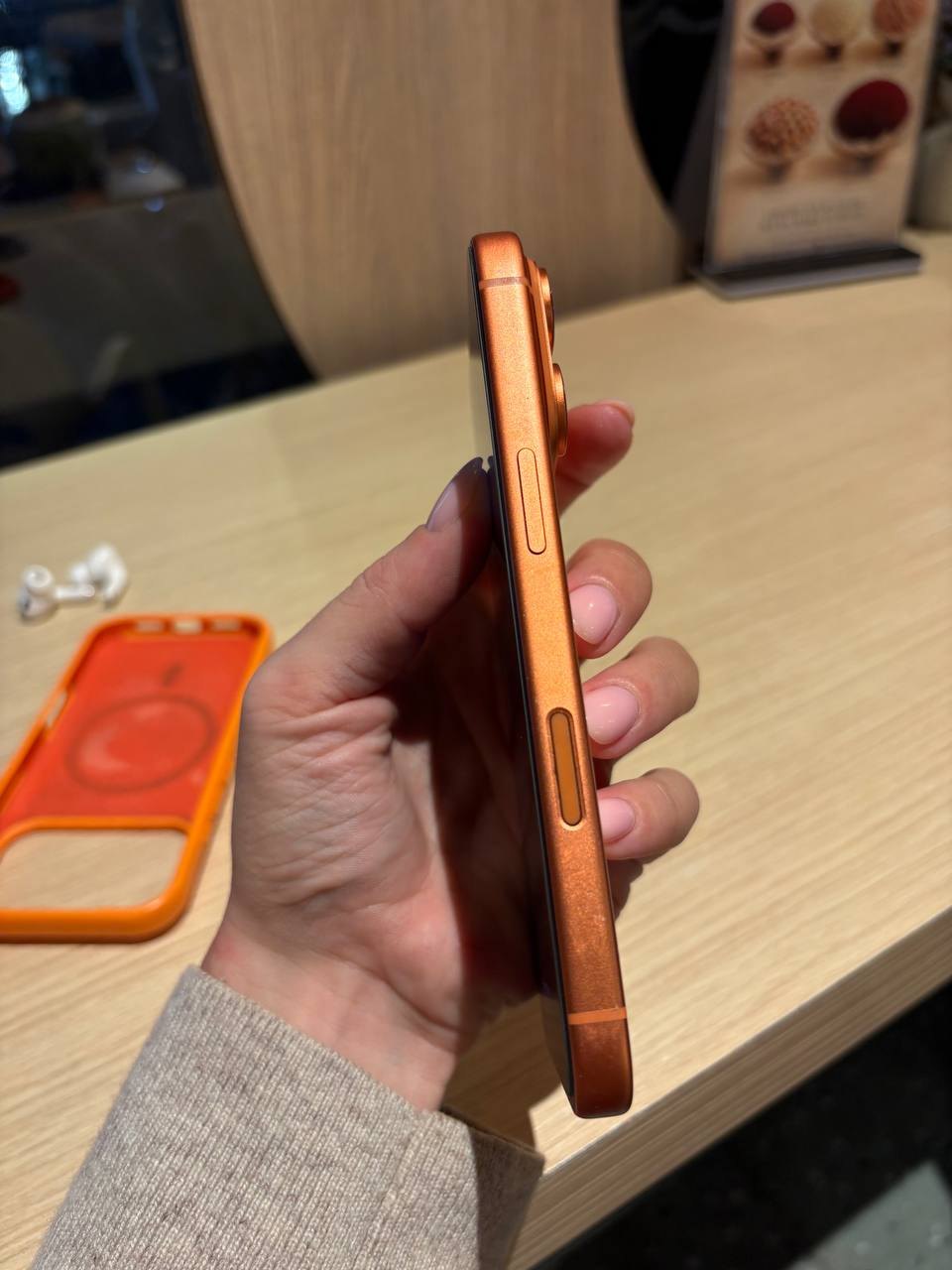 iPhone 17 Pro 512GB สี Cosmic Orange แบตเตอรี่ 92% ประกันเหลือถึง 01.2027 - 95,000 บาท (2 จาก 3)