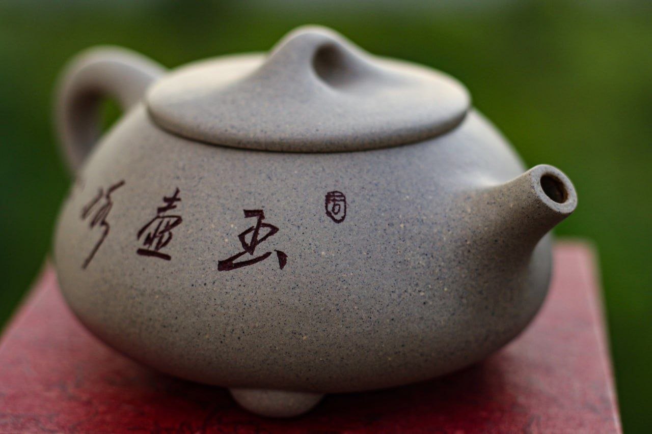 Yixing Shi Piao teapot, green-yellow clay, 1550 baht (3 of 5)