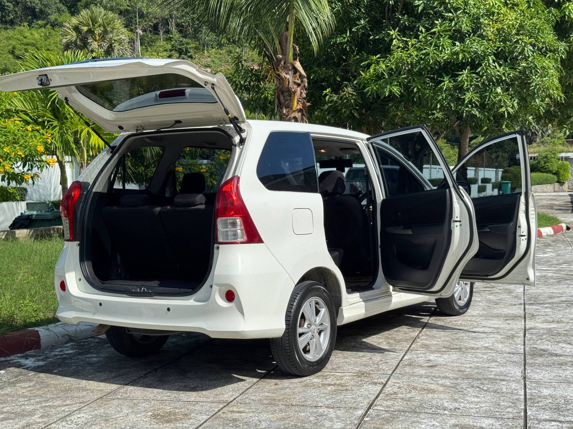 Toyota Avanza 1.5 ปี 2011 เกียร์ออโต้ 7 ที่นั่ง - 120,000 บาท (3 จาก 5)