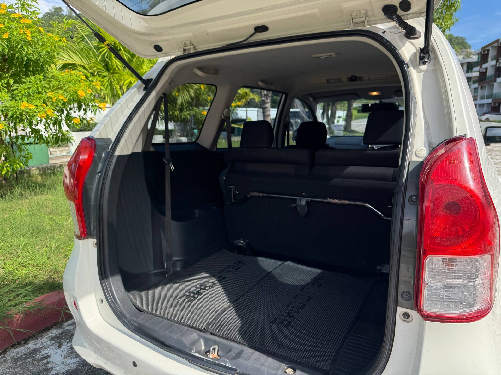 Toyota Avanza 1.5 ปี 2011 เกียร์ออโต้ 7 ที่นั่ง - 120,000 บาท (4 จาก 5)