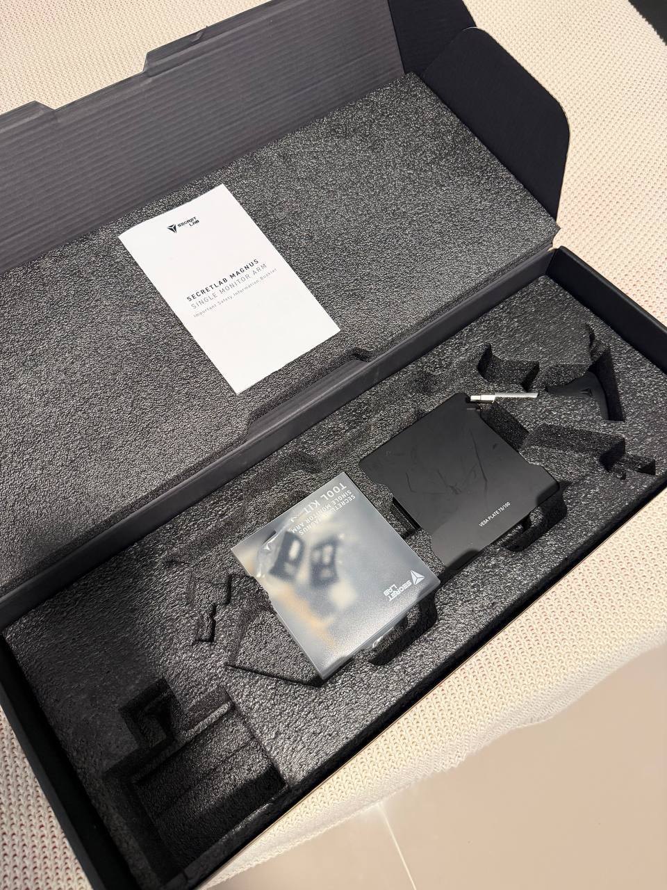 Secretlab MAGNUS monitor bracket with laptop mount - 4,500 baht (4 of 5)