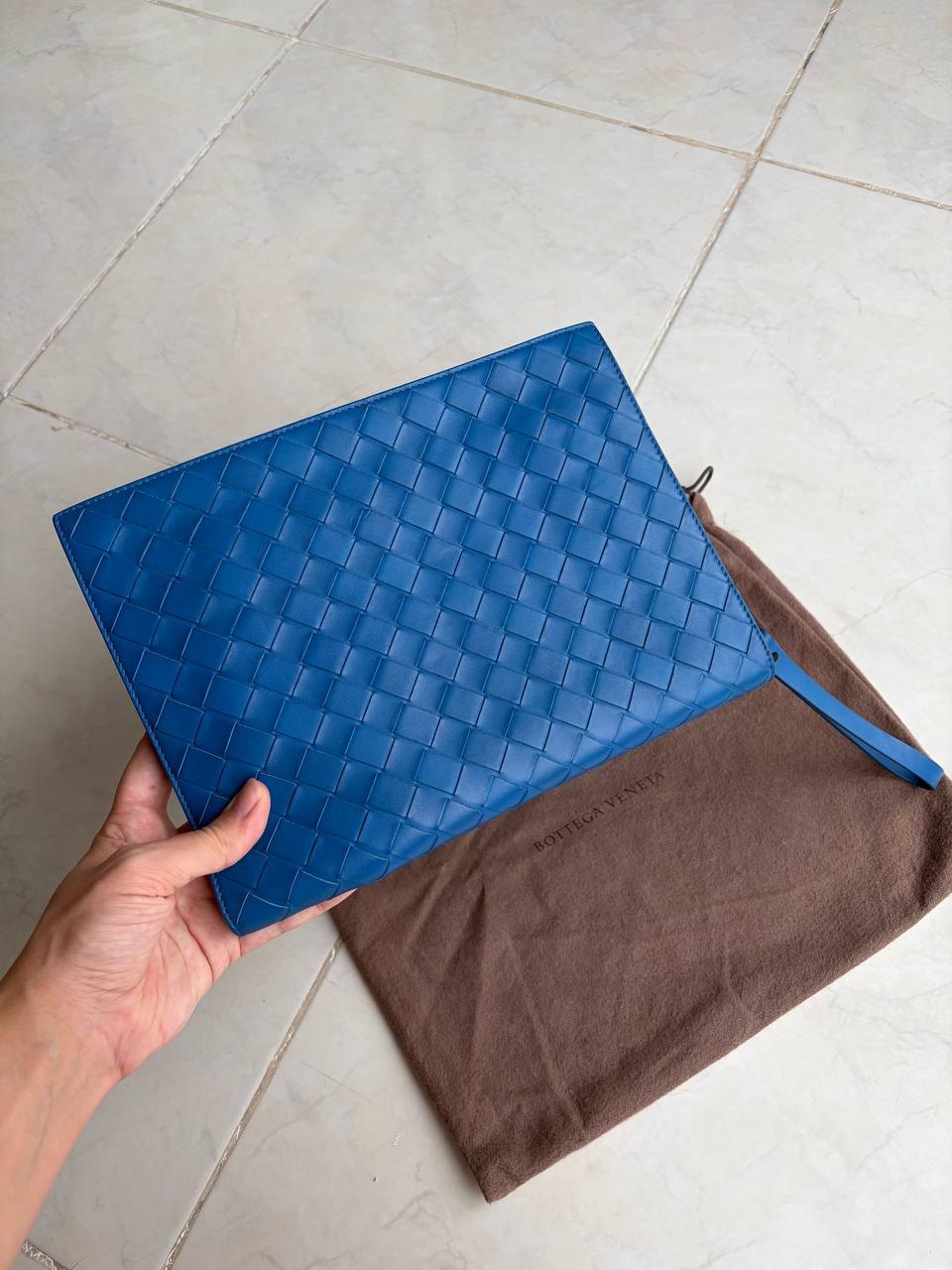 คลัทช์ Bottega Veneta Intrecciato สีฟ้า ของแท้ - 18,000 บาท (2 จาก 5)