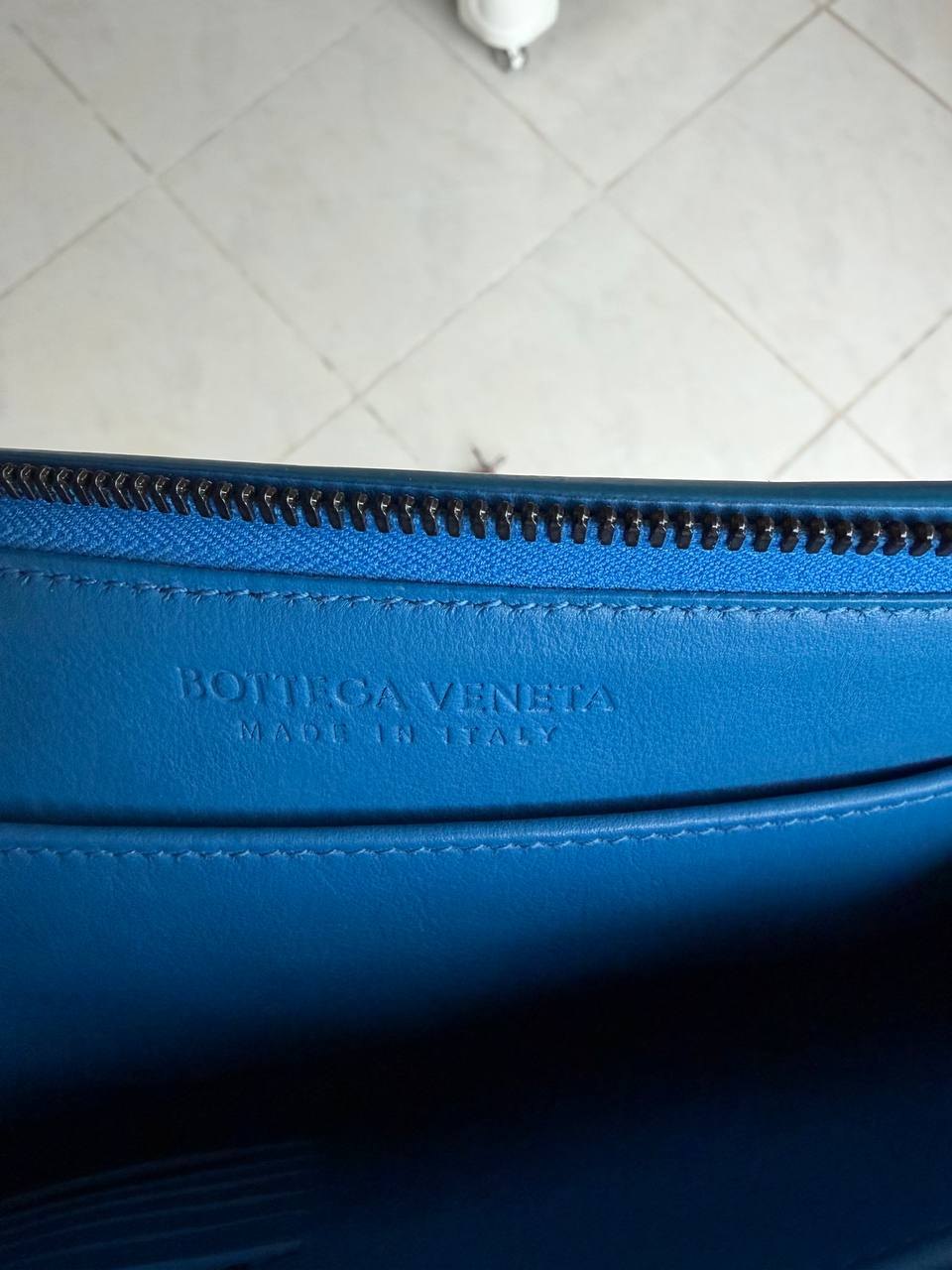 คลัทช์ Bottega Veneta Intrecciato สีฟ้า ของแท้ - 18,000 บาท (3 จาก 5)