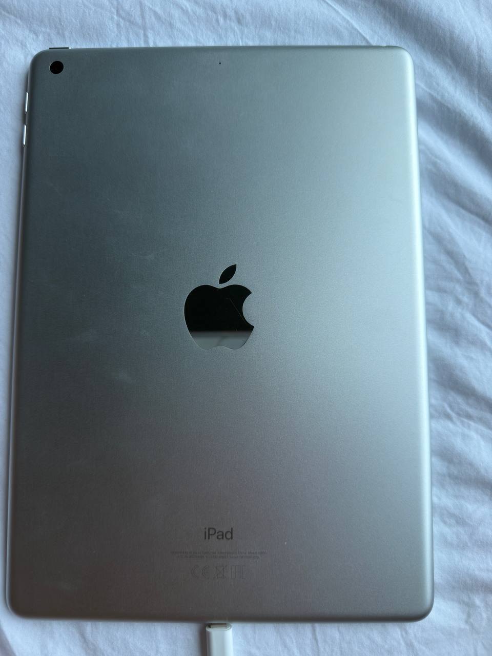Apple iPad 6th generation tablet A1893, no scratches - 4,000 baht (3 of 3)