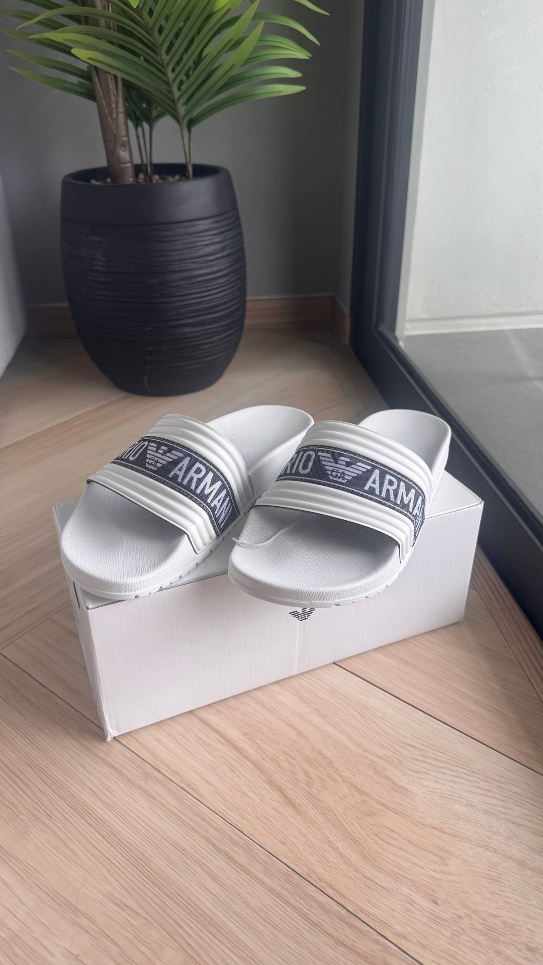 Emporio Armani men's flip flops, new, size 39 - 4,490 baht (3 of 4)