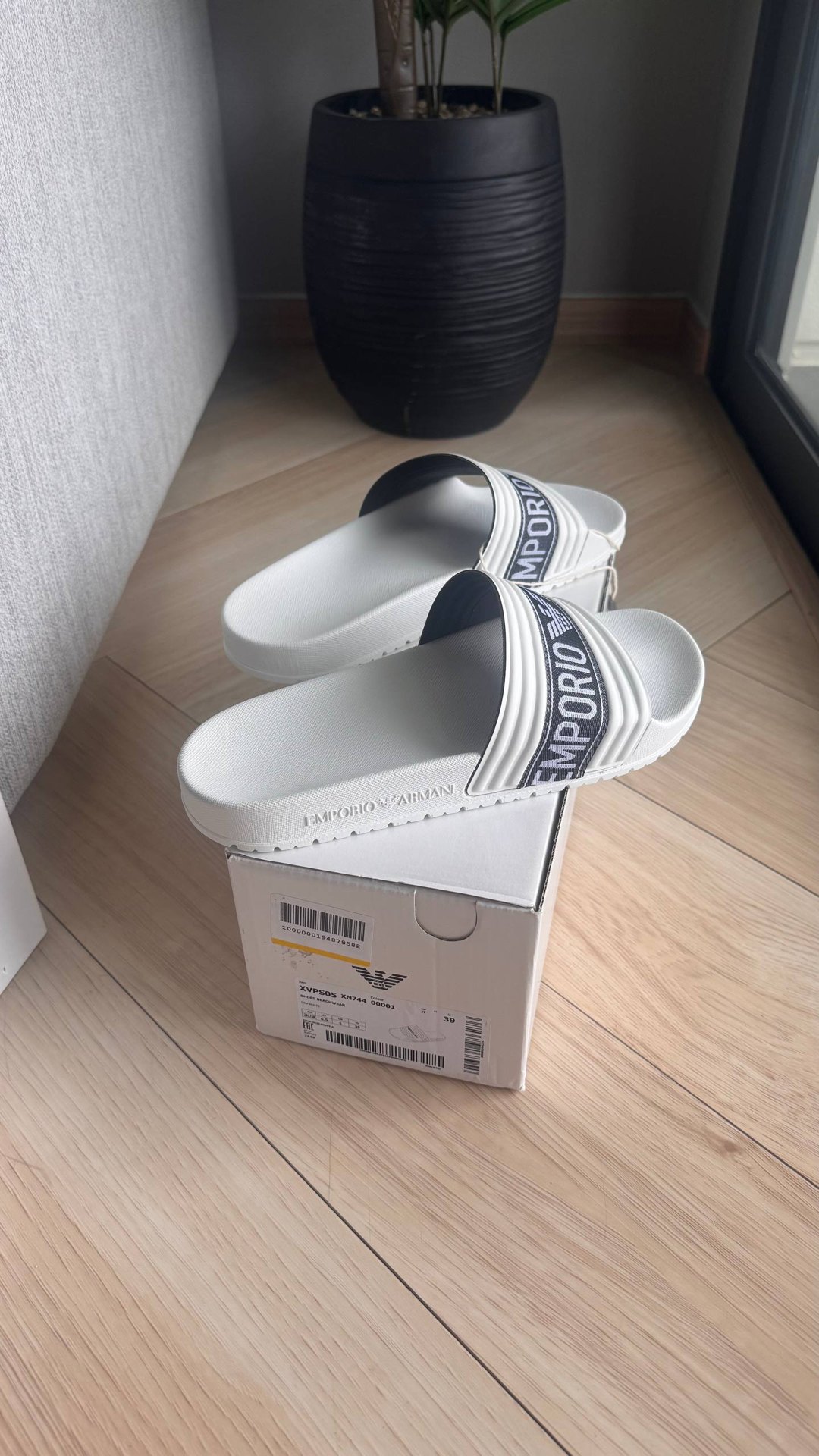 Emporio Armani men's flip flops, new, size 39 - 4,490 baht (2 of 4)